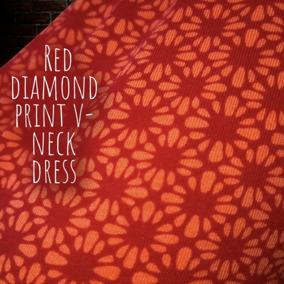 Red Diamond Print V-Neck Dress - Picture 9 of 10